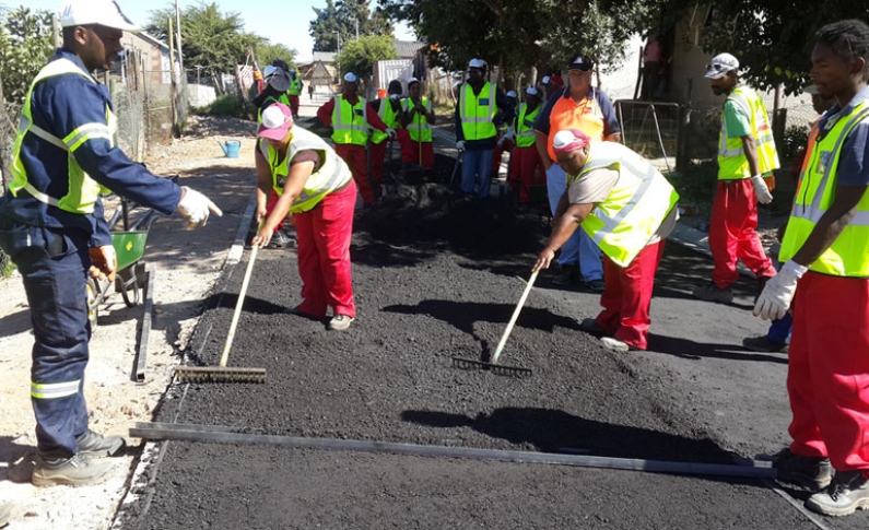 Upgrading gravel roads in Franschhoek using labour intensive asphalt